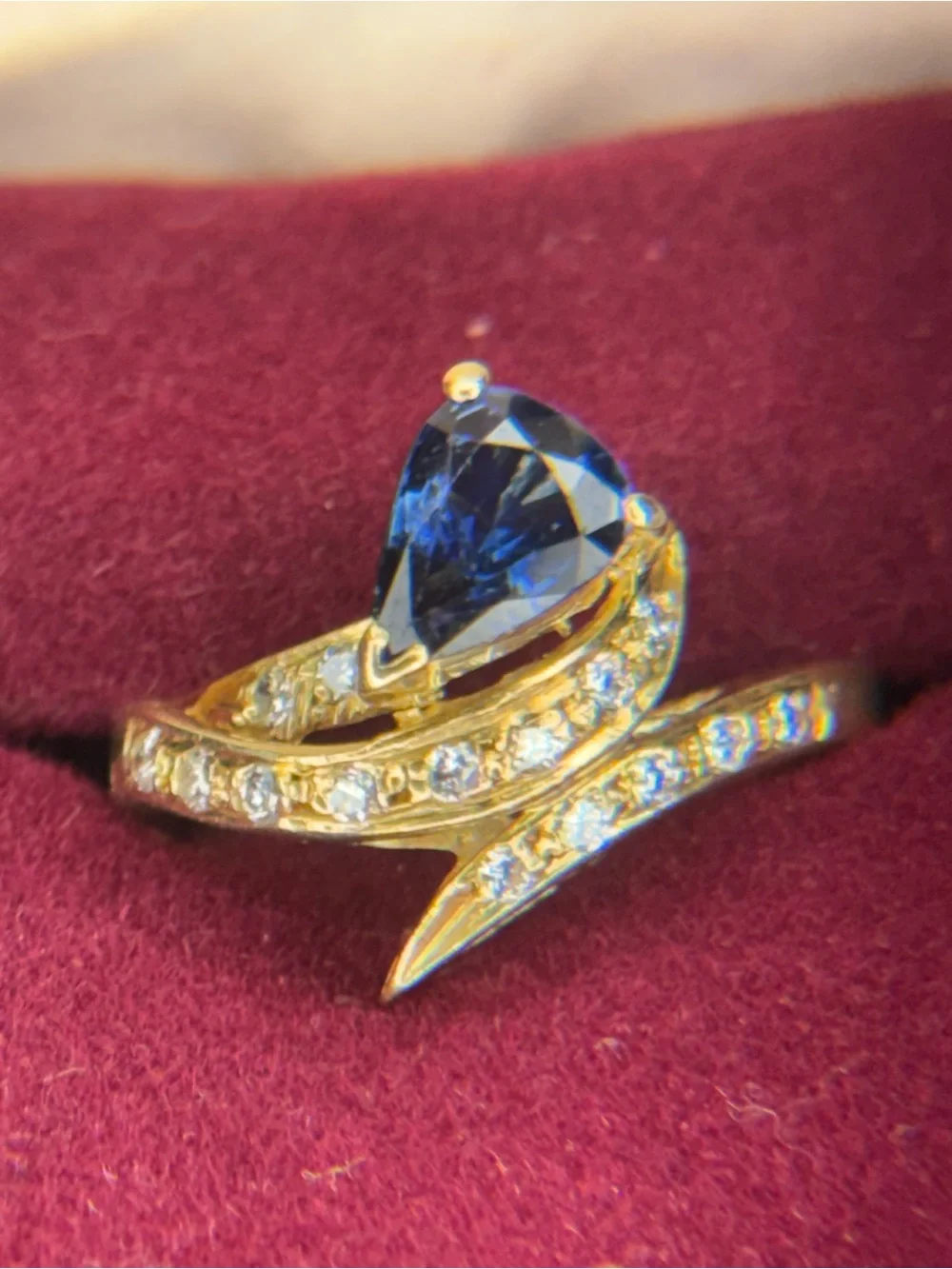 18k Gold Ring with Pear-Cut Blue Sapphire and Diamonds 4800$
